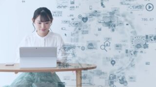 インターネットで情報収集する女性