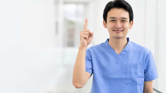 指差しする男性看護師